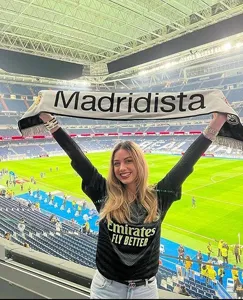 Real Madrid Fanschal und Fussballtrikot im Stadion, detaillierte Ansicht sportlicher Merch.