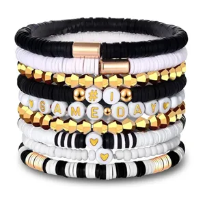 Detailansicht des Game Day schwarz-weiß-goldenen Perlenarmband-Sets, stilvoller Armreif.