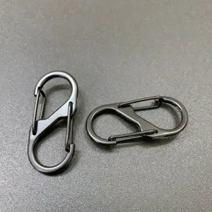 Detailansicht schwarzer S-Karabiner mit doppelter Öffnung, stabile Schlüsselanhänger Haken.