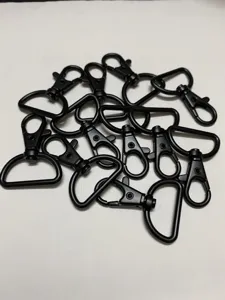Schwarze Metall Karabinerhaken mit D-Ringen für Taschen, Riemen und Schlüsselanhänger.