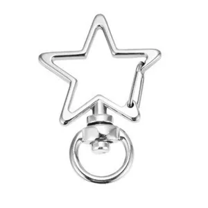 Detailansicht des sternformigen Metall-Schlusselanhangers, stabiles Zubehor fur Taschen.
