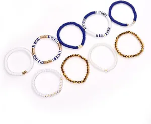 Detailaufnahme des Game Day Ton- und Goldperlen-Armbandsets in lebendigen Blau- und Weisstonen.
