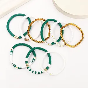 Gruene und weisse Tonperlen Armbänder Set mit Goldperlen und Game Day Buchstaben Anhängern.