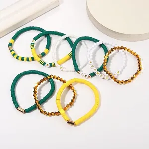 Game Day Heishi Tonperlen Armband Set mit goldenen Metallperlen und Buchstabenperlen.