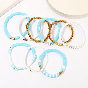 Nahaufnahme des Game Day Tonperlen Armband Sets mit blauen, weißen Perlen und goldenen Akzenten.