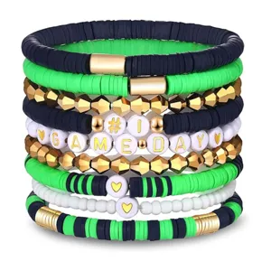 Detailansicht von handgefertigten Polymer-Ton- und Metallperlen-Stapelarmbändern.