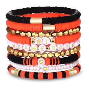 Polymer Ton Heishi Perlen Armbänder Set für Spieltag mit goldenen Metallperlen und Buchstaben.
