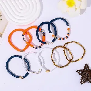 Spieltag Polymer Ton Perlen Armbänder Set aus acht Stück mit glänzenden Metallperlen.