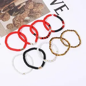 Game Day Tonperlen Armband Set mit roten schwarzen weissen Perlen und goldenen Metallperlen.