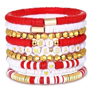 Nahaufnahme des rot-weißen Tonperlen-Armbandstapels mit Game Day Buchstaben-Charms.