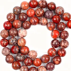 Vue détaillée de perles rondes en jaspe impérial naturel, texture rouge pour la bijouterie DIY.