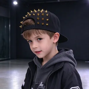 Casquette snapback noire pour enfants avec clous dorés, style hip hop pour extérieur.