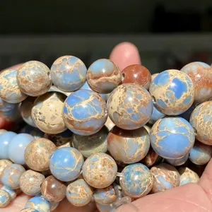 Gros plan détaillé de perles en jaspe impérial naturel pour la création de bijoux artisanaux DIY