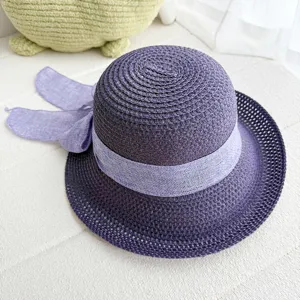 Chapeau de paille tissé d'été pour femmes avec nœud violet, large bord respirant protection solaire.