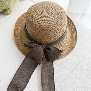 Chapeau de paille tressé d'été pour femme avec large bord et beau ruban marron chapeau de soleil.