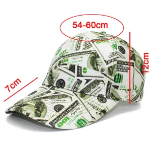 Detalle de la gorra de béisbol con estampado de dólares, circunferencia y visera medidas.