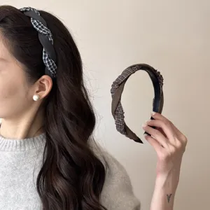 Vue détaillée du serre-tête torsadé à carreaux, bandeau chic en tissu pour l'usage quotidien.