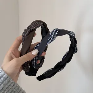 Vue détaillée du serre-tête tressé à carreaux style coréen, accessoire de mode chic.