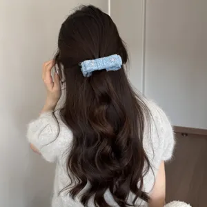Dettaglio molletta per capelli fiocco tweed blu con elegante acconciatura posteriore