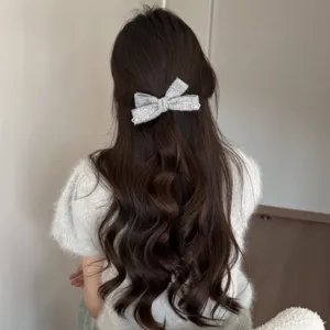 Fermaglio per capelli con fiocco in maglia grigia per acconciature semiraccolte, elegante.