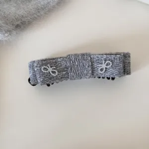 Molletta per capelli a fiocco in maglia grigia con perle, elegante accessorio donna.