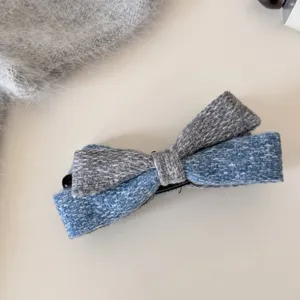 Fermaglio per capelli con fiocco in tweed lavorato a maglia, grigio e blu per acconciature.