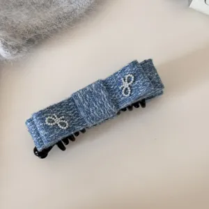 Dettaglio molletta capelli fiocco tweed blu, elegante fermaglio banana in tessuto con perle.