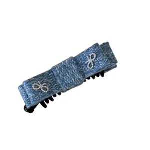 Molletta per capelli banana fiocco in lana lavorata a maglia grigia elegante coda di cavallo.