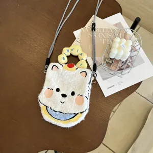 Vue détaillée du sac bandoulière en peluche, matériau blanc doux avec poignée jaune et broderie.