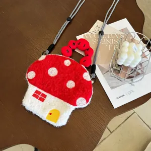 Détail du sac bandoulière en peluche maison de champignon avec texture douce et poignée.