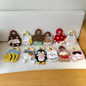 Vue détaillée présentant une très grande variété de mini-sacs et bourses en peluche mignons.