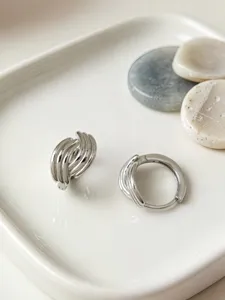Mehrlagige Sterling Silber Creolen, schlichtes Stromlinien-Design, elegante Alltags-Ohrringe.