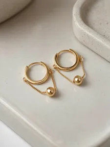 Nahaufnahme von stilvollen S925 Silber Gold Creolen mit Kette und Perlen Anhänger Detail.