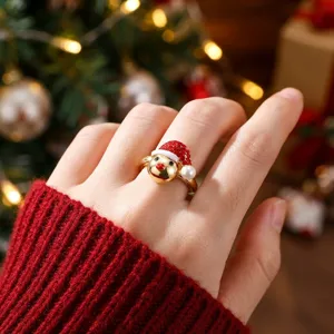 Anillo abierto de reno navideño con cristales rojos y perla, joya festiva linda.