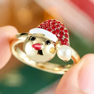 Fotografía de detalle de anillo de muñeco de nieve navideño con pedrería roja y perla.
