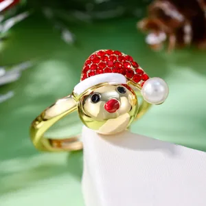 Detalles exquisitos del anillo de muñeco de nieve navideño con pedrería y perla.