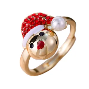 Anillo abierto de muñeco de nieve navideño con strass rojos perla y esmalte detalle.