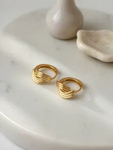 Nahaufnahme der mehrsträngigen fließenden Gold-Ohrringe, elegantes minimalistisches Design.