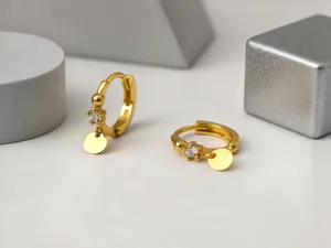 S925 Sterlohrringe mit filigranem runden Anhänger und glänzenden Zirkonia Steinen edel.