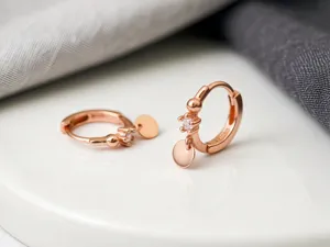 Roségold 925 Sterling Silber Creolen mit runden Anhänger und glänzenden Zirkonsteinen.