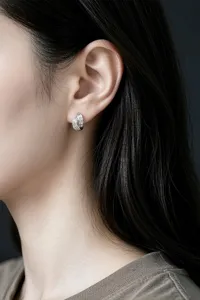 S925 Sterling Silber gedrehte Creolen mit elegantem Stromdesign für den Alltag.