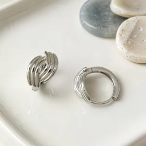 S925 Sterlingsilber mehrschichtige stromlinienförmige Creolen für Damen, elegant und schick.