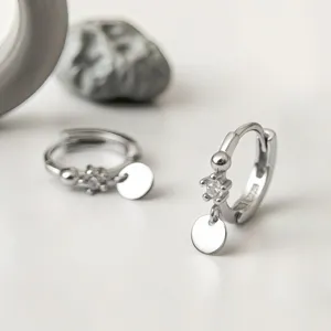 S925 Sterling Silber Creolen mit rundem Anhänger und Zirkonia. Elegantes Damenschmuck.