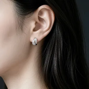 S925 Sterling Silber kleine Creolen für Damen, elegantes stromlinienförmiges Design.