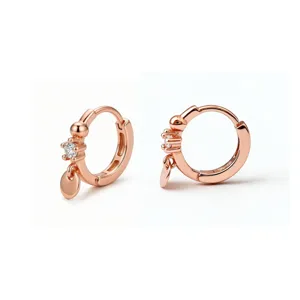 Roségolden Creolen mit kleinen runden Anhängern und funkelndem Zirkonia für Damen im Alltag.
