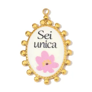 Detailansicht des Edelstahl-Anhängers mit italienischem Text und rosa Blumenmotiv.