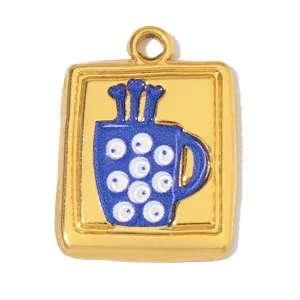 Goldfarbener Metall blau Emaillierte Kaffeetasse Anhänger Detailansicht für DIY Schmuck.