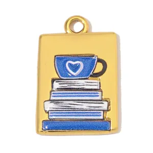 Goldener Metall Emaillierter Anhänger mit Kaffeetasse und Bücher Detail für Halskette.