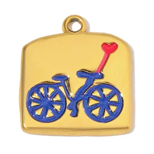 Nahaufnahme Detailansicht des goldenen Fahrrad Herz Emaillierter Anhänger Schmuck.