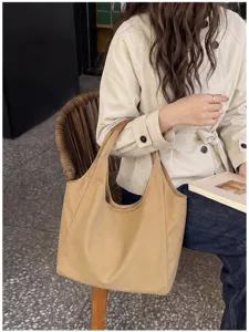 Detailansicht der großen Vintage Freizeit Canvas Umhängetasche, Herbst Mode minimalistisch.